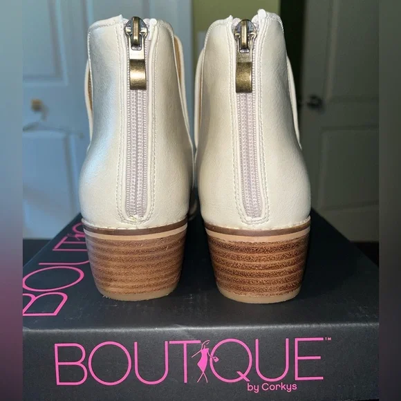 Corkys, New in Box, ivory bootie with zipper closure. Size 8 - Picture 2 of 5
